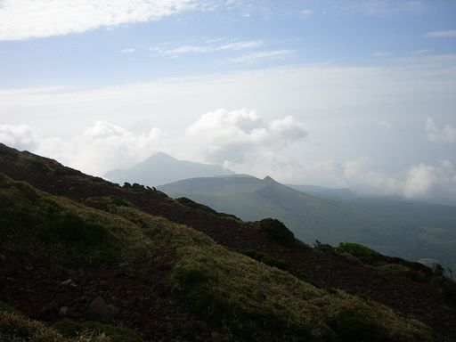 韓国岳から新燃岳・高千穂峰を望む