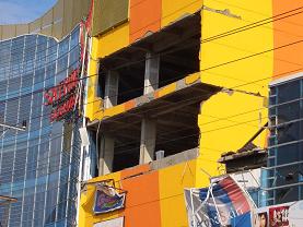 ジョクジャカルタ市内で最近開店したばかりのショッピングモールも被害を受けた