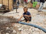 井戸から汲み上げ、放出される泥水で子供が遊んでいた(バントゥル県ジェティス郡)