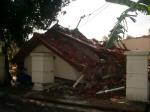 屋根に押し潰されるようにして崩壊した住宅(バントゥル県)