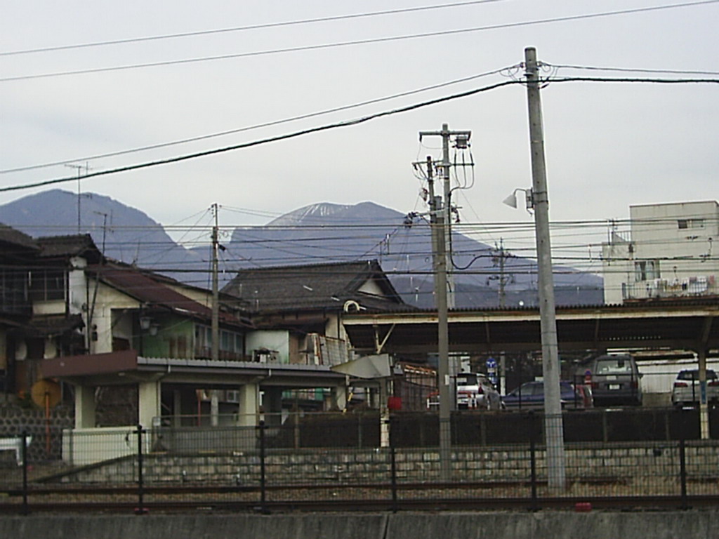 小諸車站一景：尋常的日本鄉下景色，遠方覆雪的是淺間山。