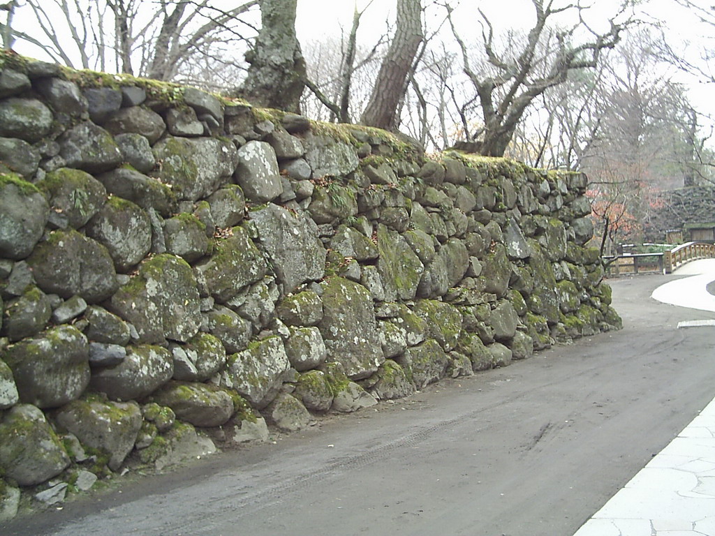 古老石牆：沿著懷古園裡面的古老石牆行走，冬天景色特別蕭瑟。