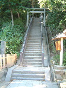 頼朝墓への階段