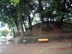 三芳野神社境内にある土塁、おっきくてウットリ・・・
