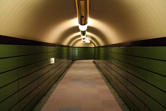 別館へのトンネル