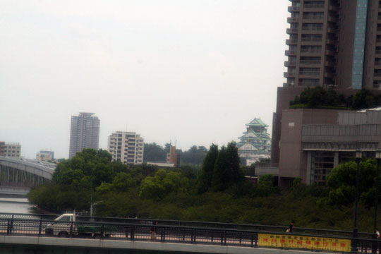隠れそうな大阪城