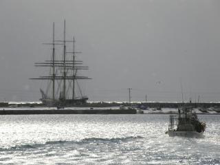 開陽丸と漁船’2008.2.1