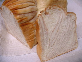 イチゴミルクの折り込みパン