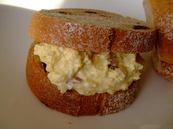 レーズンカンパのスイートポテト卵サンド