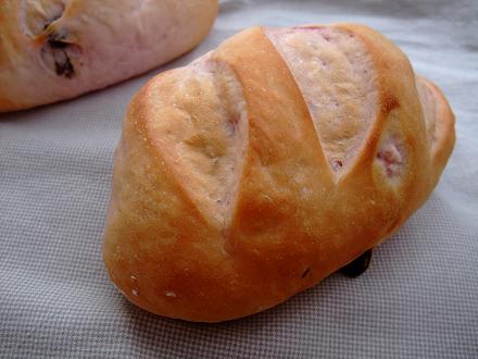 紫芋とレーズンのパン