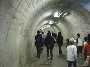 滝までのトンネル
