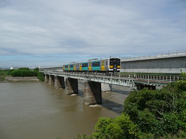 水戸駅と常陸青柳駅を繋ぐ新橋梁と現在の橋梁を走る新車両