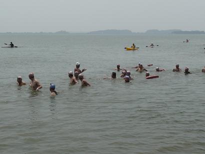 遠泳を終え湖畔に着く寸前の参加者達