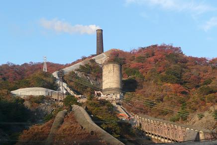 日鉱金属の大煙突と紅葉