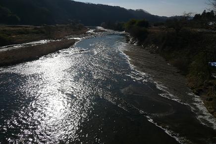 月待の滝手前の朝の光を浴びる久慈川