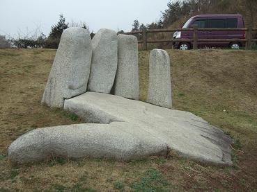 手形の石像
