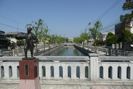 道明橋の伊奈忠次の銅像