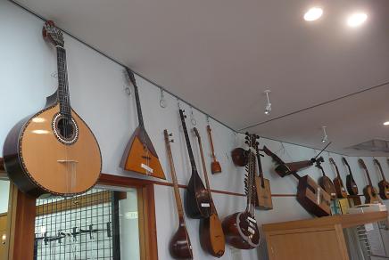 世界の色々なギターの展示