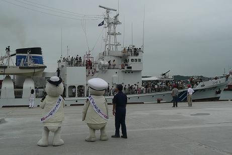 帰港を迎えるキャラクターと海上保安庁の巡視船