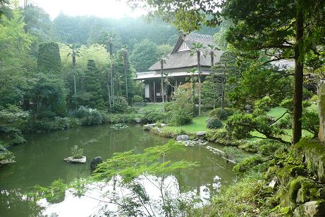 綺麗に整備された日本庭園「裏見なしの庭」