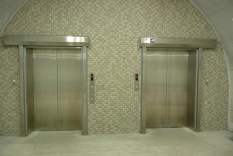 新観爆台へのエレベーター