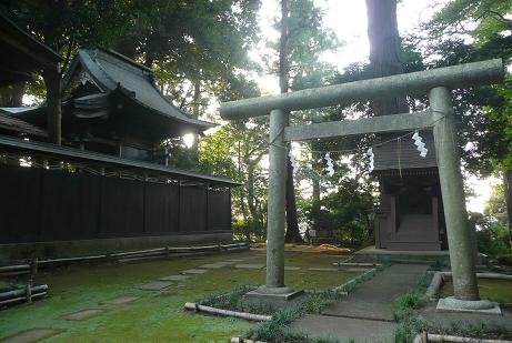 本殿と拝殿横の三島神社