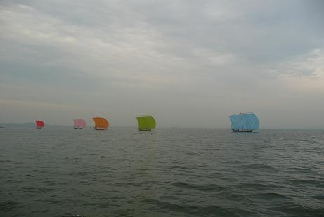七色帆引き船
