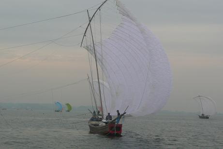 風を受ける帆引き船