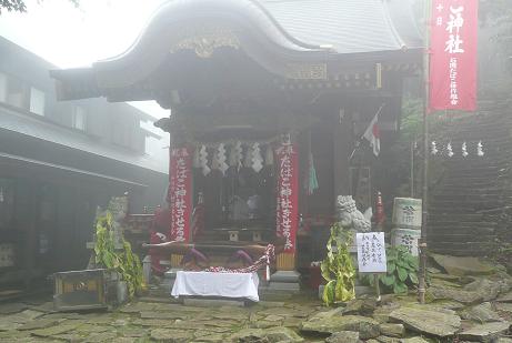 キリの霞む加波山神社拝殿